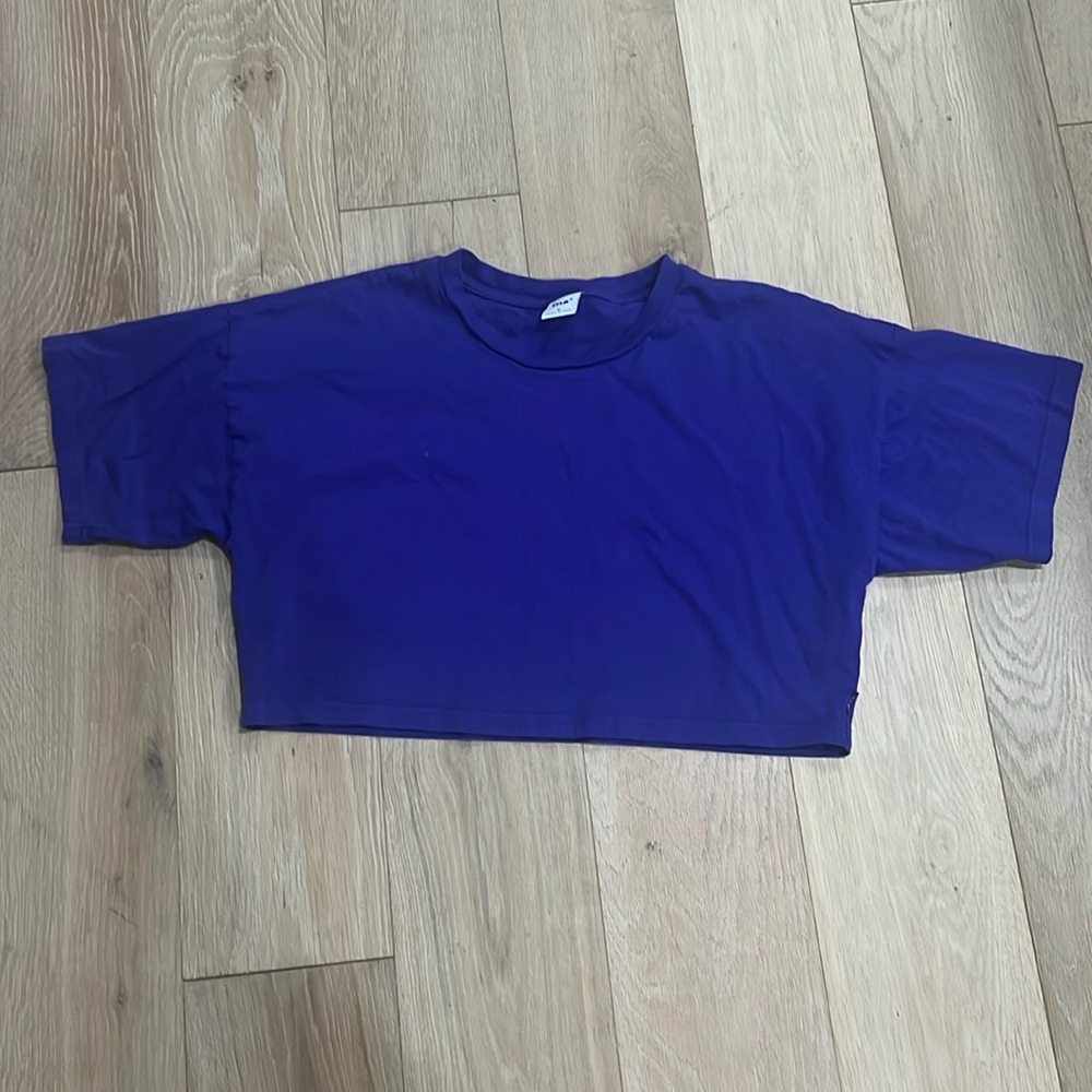Aritzia TNA cropped t shirt Purple medium